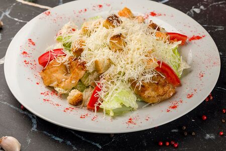 Салат Цезарь с курицей