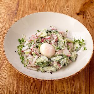 Салат с редисом, огурцом и яйцом пашот