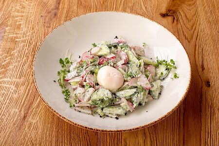 Салат с редисом, огурцом и яйцом пашот