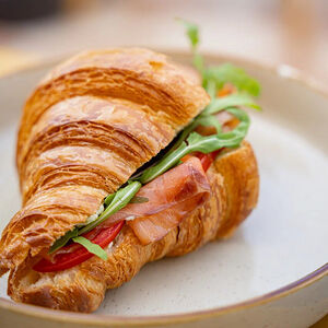 Круассан с семгой