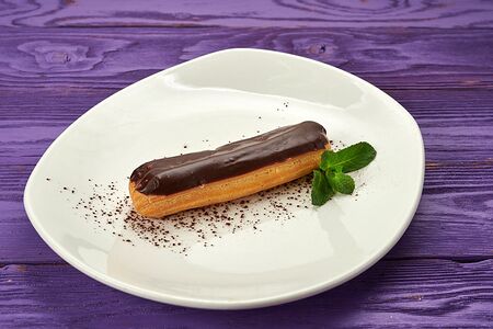 Эклер с ванильным кремом