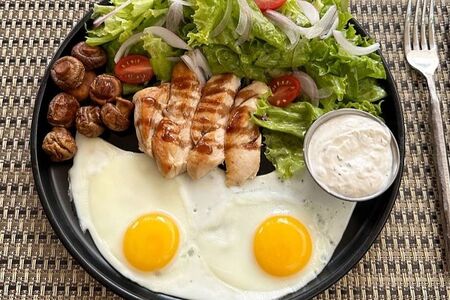 Яичница с курицей и грибами