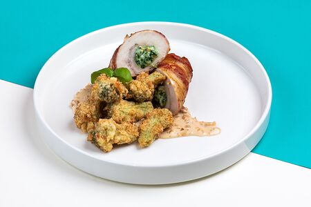 Рулет из филе цыпленка в беконе