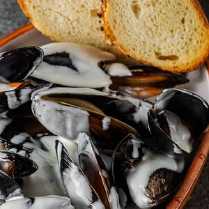 Чилийские мидии с соусом блю чиз