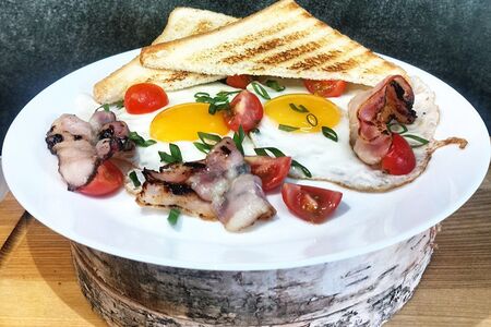 Яичница с беконом и томатами