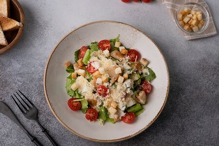 Салат Цезарь с курицей