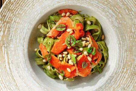 Феттуччине со шпинатом и лососем