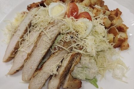 Салат Цезарь с курицей