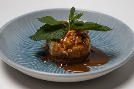 Десерт Чизкейк с карамелью