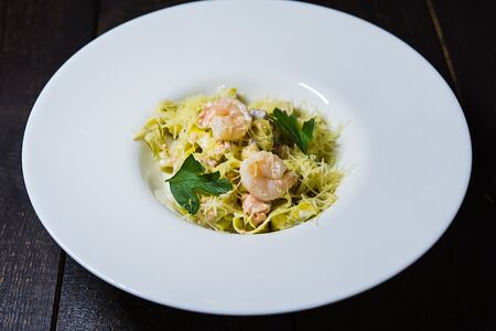 Фетучини с лососем и тигровыми креветками