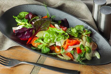 Свежие помидоры, огурцы, болгарский перец, редис, сельдерей