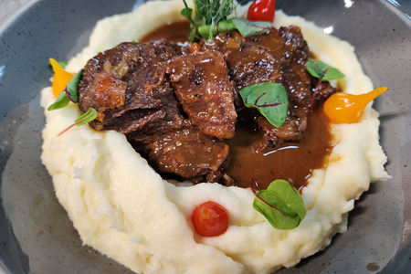 Говяжьи щечки в красном вине с картофельным пюре