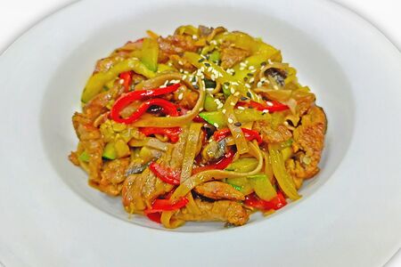 Вок с гречневой лапшой, курицей и овощами