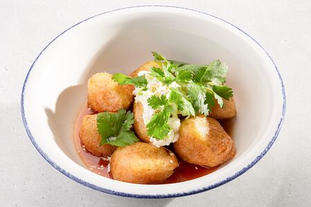 Хрустящие баклажаны с пикантными томатами и страчателлой