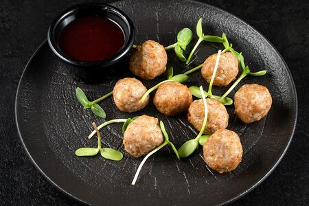 Фрикадельки из свинины с брусничным соусом