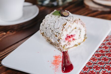 Фисташковый меренговый рулет с малиной