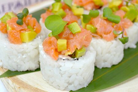 Ролл с тартаром из лосося и авокадо