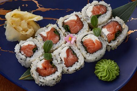 Ролл №42 с лососем и сливочным сыром