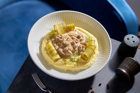 Бефстроганов из говядины с картофельным пюре