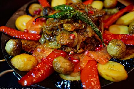 Саджи из свинины с гарниром