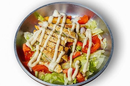 Салат с кабачком гриль, томатами и жареным цыплёнком