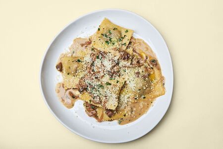 Равиоли с говяжьими щечками и грибным рагу