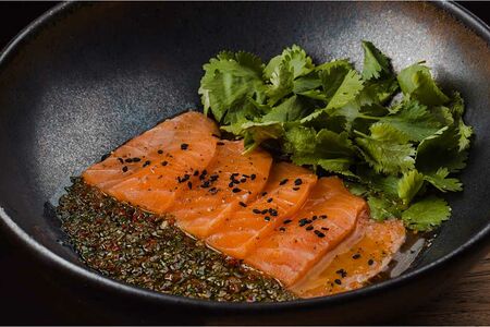 Сашими из лосося с соусом Чимичури