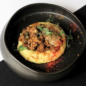 Телячьи щечки с карамелизированным луком и муссом из цветной капусты