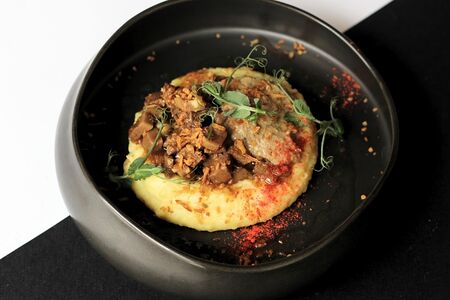 Телячьи щечки с луком конфи и муссом из цветной капусты