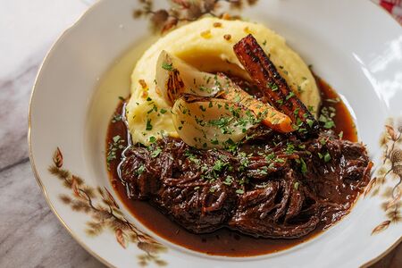 Телячья щека с картофельным пюре