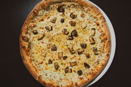 Пицца с черным трюфелем и белыми грибами