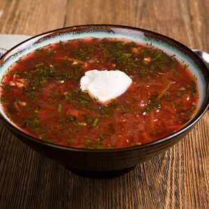 Борщ с говядиной и сметаной