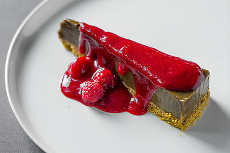 Фисташковый тарт с малиной