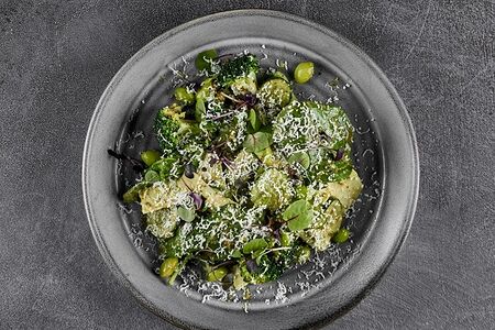 Зеленый салат с соусом песто