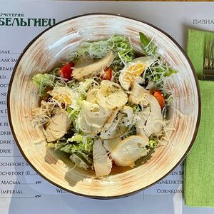 Салат Цезарь с курицей