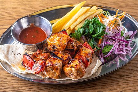 Шашлык из куриной грудки с овощами