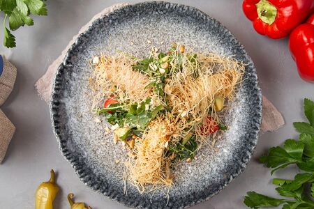 Салат с рукколой, хрустящими лангустинами, авокадо и соусом сладкий чили