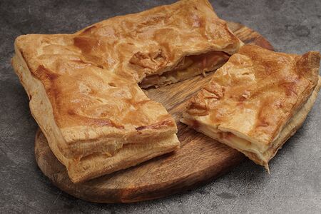 Пирог слоеный с яблоком