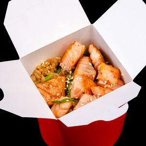 Wok с лососем