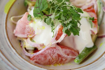 Салат со свежими овощами в сметанном соусе