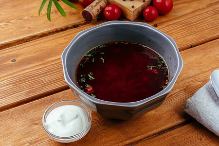 Борщ с говядиной и сметаной