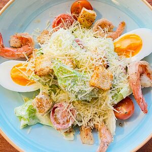 Салат Цезарь с креветками