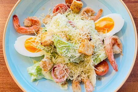 Салат Цезарь с креветками