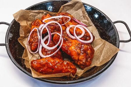 Куриные крылья, глазированные в тайском соусе свит чили