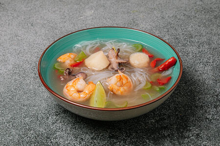 Азиатский суп с морепродуктами и стеклянной лапшой острый