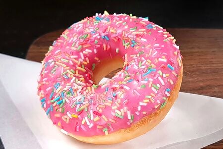 Пончик-донат глазированный с клубничной начинкой