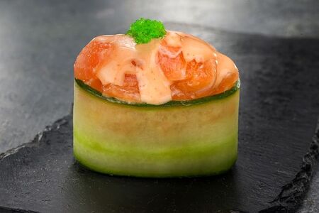 Гункан с лососем