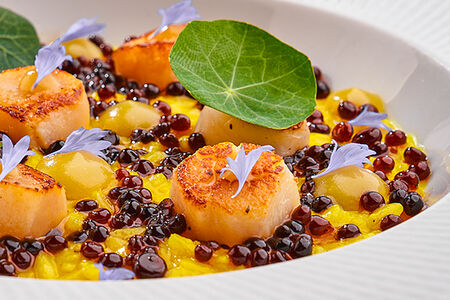 Ризотто с шафраном, морским гребешком и икрой из бальзамика