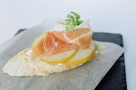 Брускетта с хамоном и жареной грушей