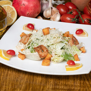 Салат Цезарь с креветками